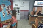 Dzieci rozwiązujące zadania podczas lekcji  w Urzędzie Skarbowym w Starachowicach