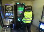 Funkcjonariusz Służby Celno-Skarbowej podczas kontroli automatów do gier hazardowych