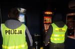 Funkcjonariusze podczas kontroli automatów w salonie do gier