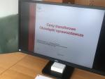 Komputer z wyświetlonym slajdem prezentacji z napisem:„Ceny transferowe – obowiązki sprawozdawcze