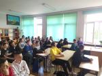 Młodzież podczas spotkania edukacyjnego z przedstawicielami Izby Administracji Skarbowej w Kielcach 
