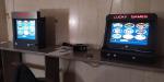W pokoju pod ścianą stoją dwa automaty do gier hazardowych.