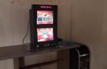 W pokoju pod ścianą stoi automat do gier hazardowych.