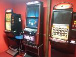 W pomieszczeniu stoją trzy automaty do gier hazardowych.