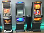 W pomieszczeniu stoją trzy automaty do nielegalnych gier hazardowych.