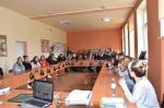 Uczniowie podczas zajęć w szkole z przedstawicielami  Krajowej Administracji Skarbowej.